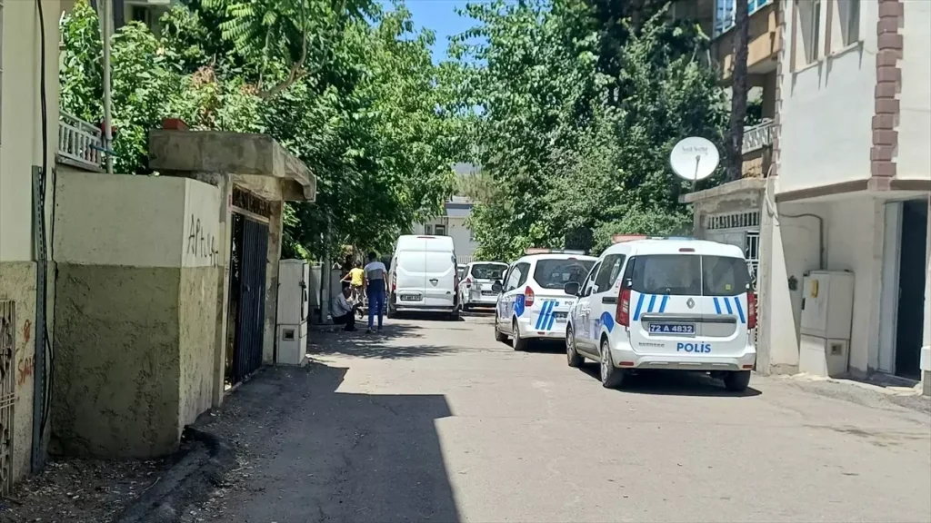 Batman’da Aile İçinde Bıçaklı Kavga: Zanlı Cami Tuvaletinde Yakalandı