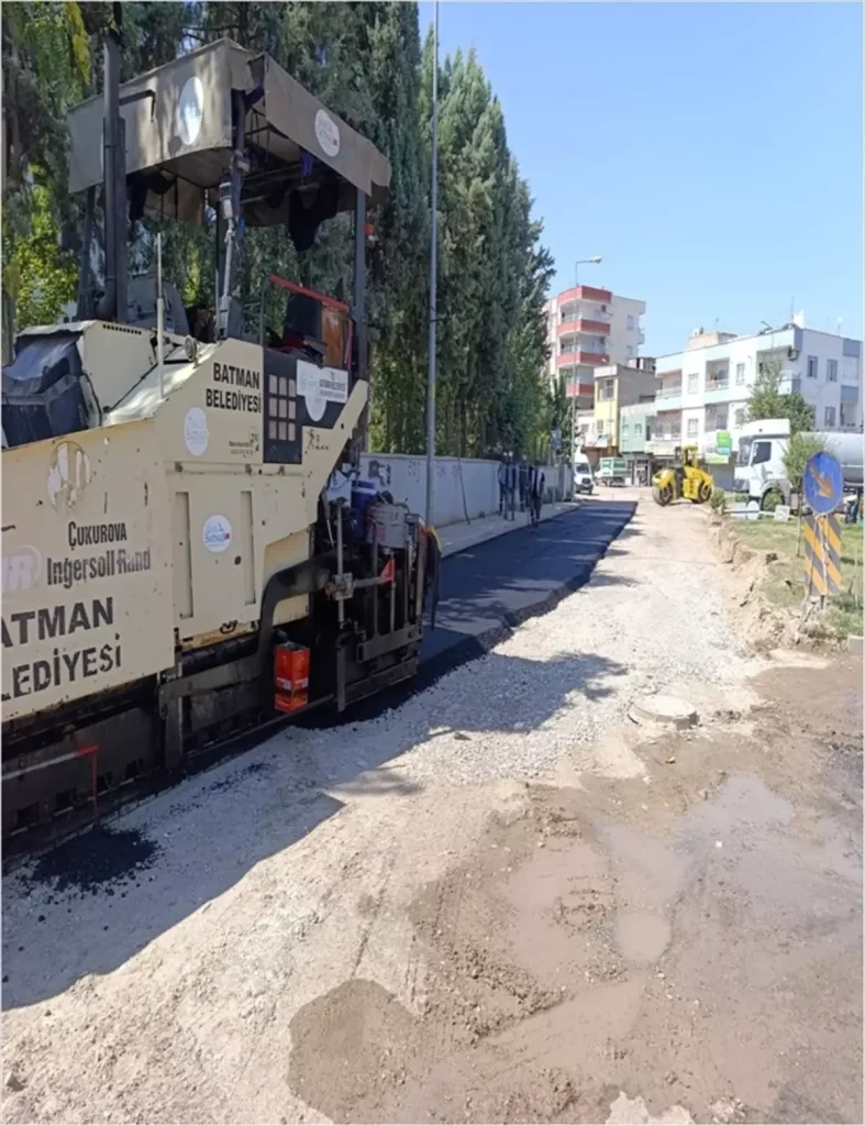 Batman’da Altyapı Çalışmalarının Ardından Yol Asfaltlama Çalışması Yapıldı