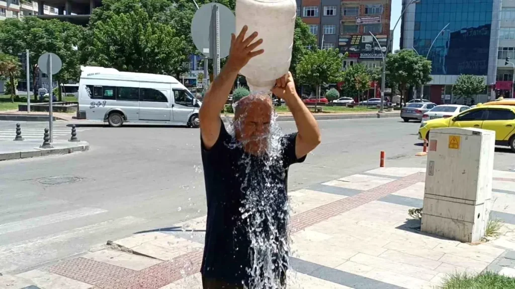 Batman’da Kavurucu Sıcaklar Vatandaşları Farklı Yöntemlerle Serinletiyor