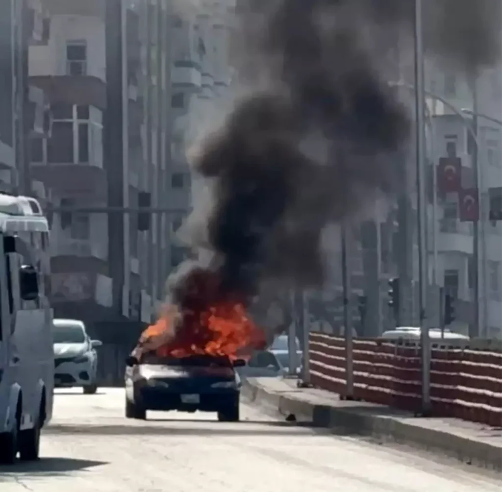 Batman’da Otomobil Yangını: Araç Kullanılamaz Hale Geldi