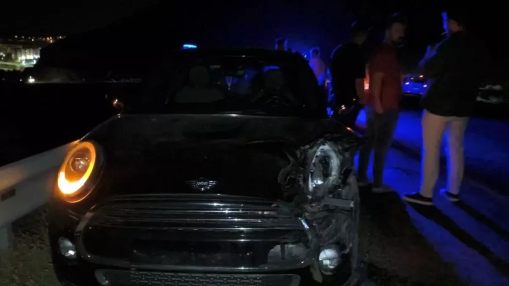 Batman’da Pikap ile Otomobil Kafa Kafaya Çarpıştı