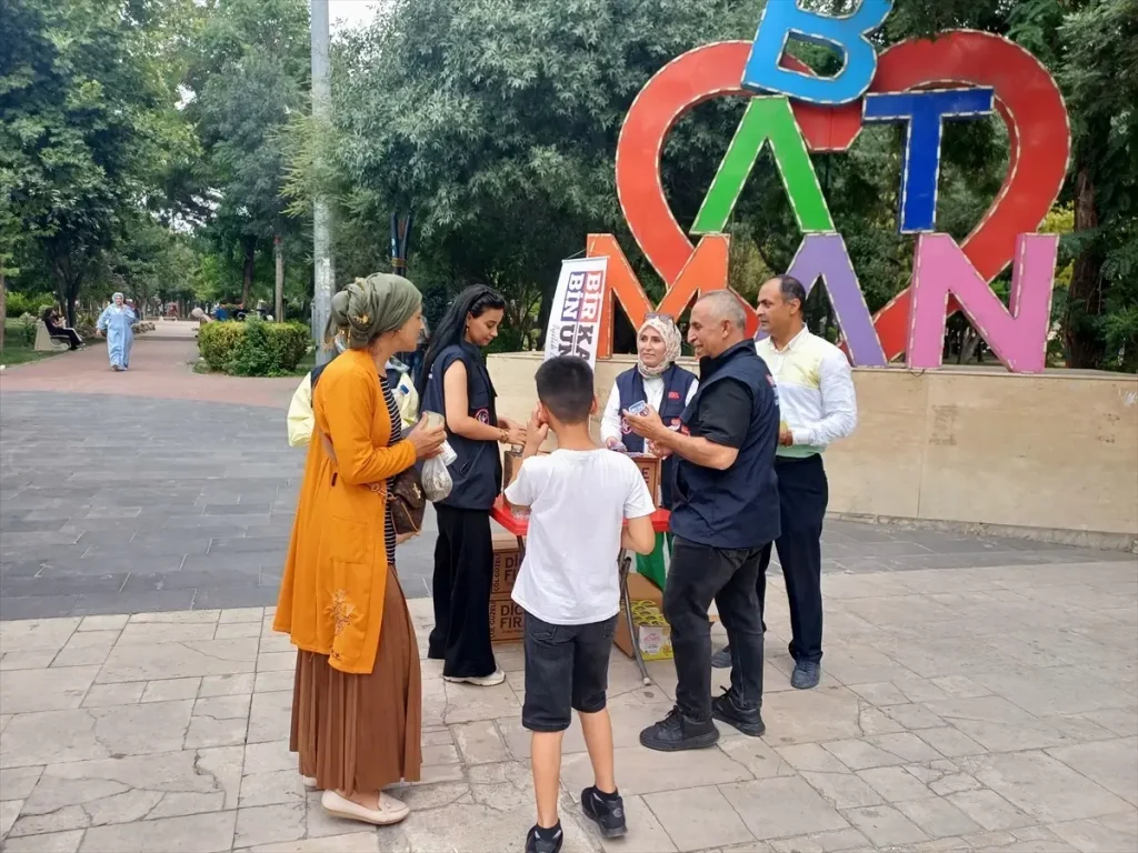 Batman’da Sıcak Hava Etkisiyle Ücretsiz Su ve Limonata Dağıtımı