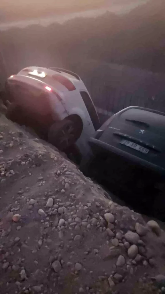 Batman’da Yol Çalışması Nedeniyle İki Araç Çukura Düştü