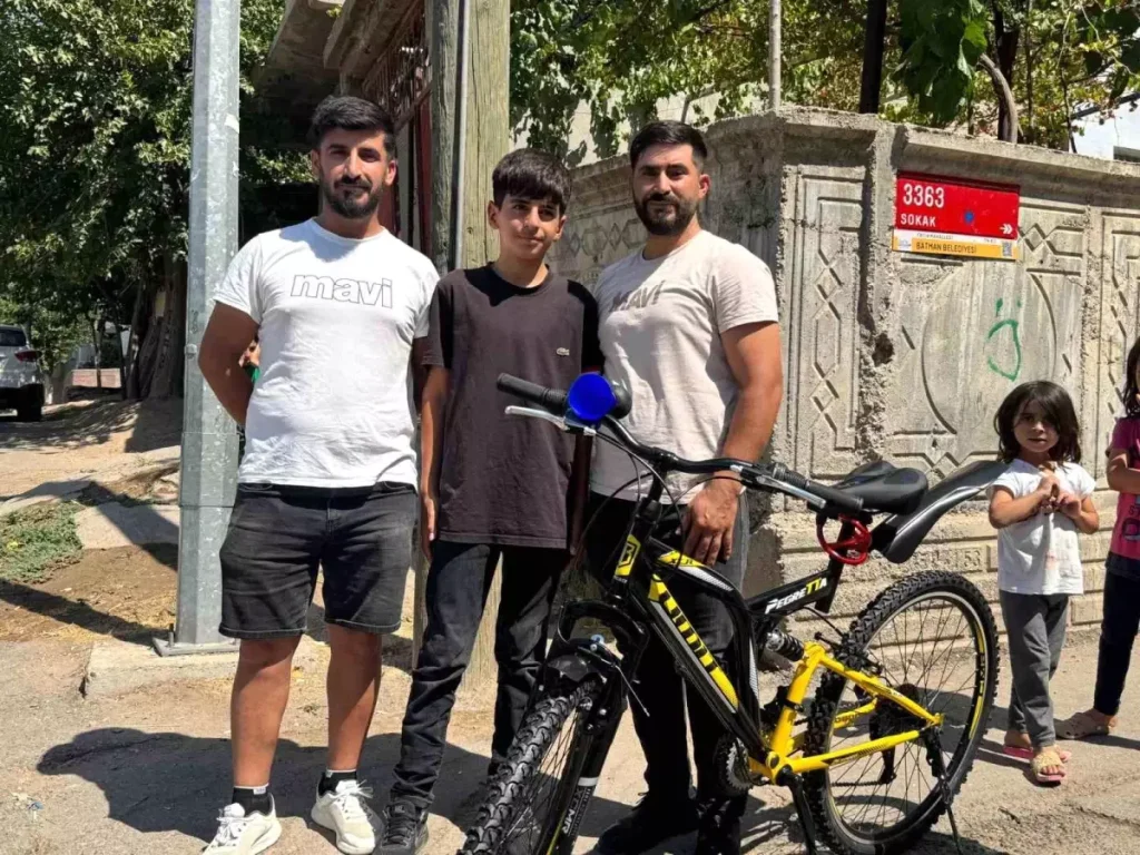 Altınları Teslim Eden Çocuk, Bisiklet Hediye Aldı