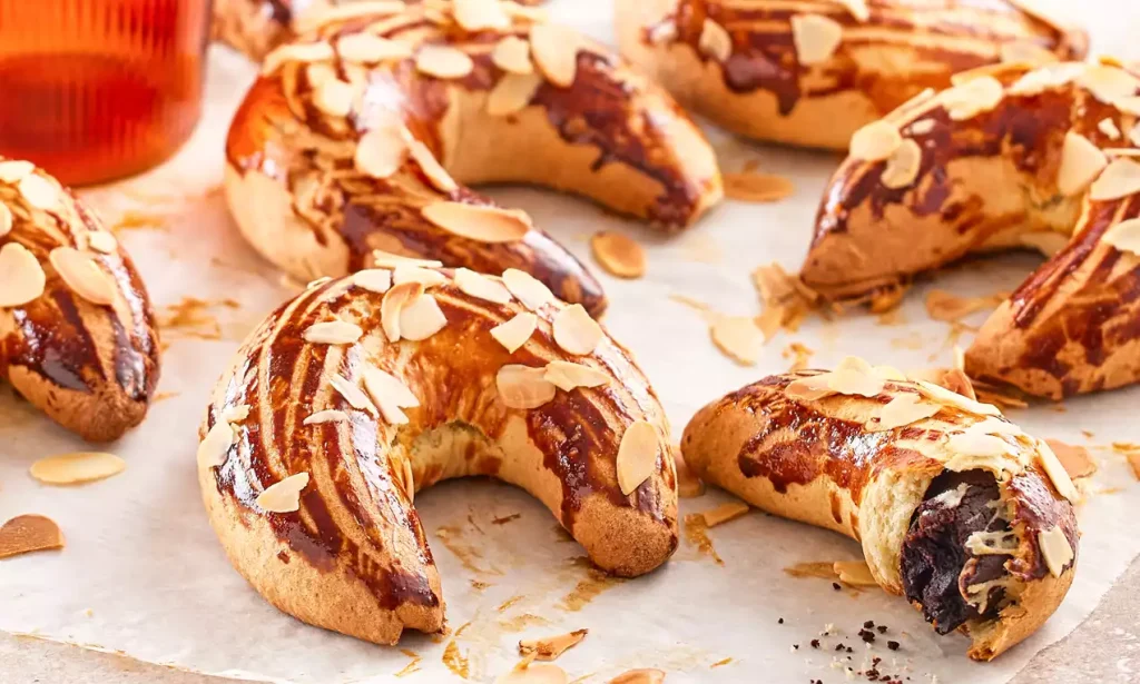 Enfes Lezzetiyle Hiçbir Yerde Görülmemiş Ay Çöreği Tarifi