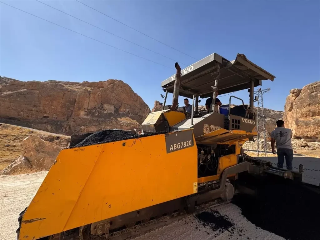 Hasankeyf’te Asfalt Çalışmaları Başladı