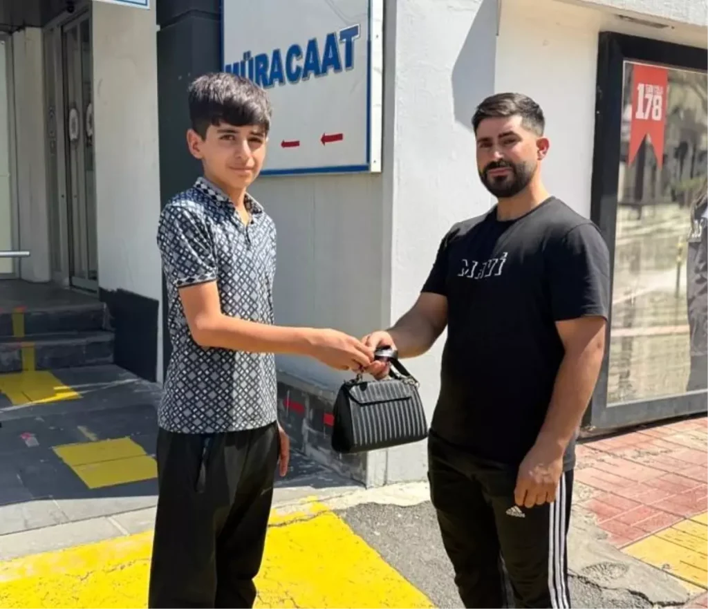 15 Yaşındaki Ömer Çoban’dan Örnek Davranış: Bulduğu Altınları Polis Ekiplerine Teslim Etti