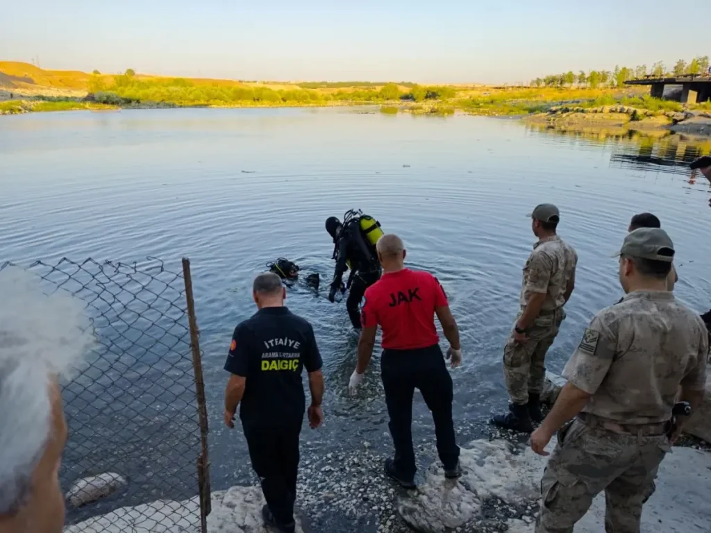 Malabadi Köprüsü’nde Su Altında Gizemli Nesneler Bulundu