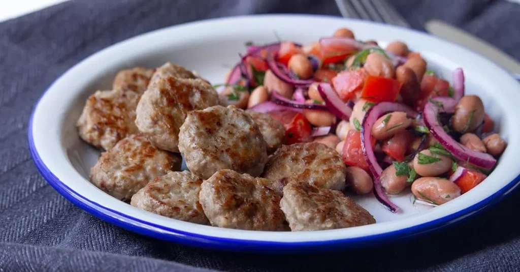 Köftenin Yanında Piyaz İyi Gider! Peki, Parmak Yedirten Bir Köfteye Ne Eklenir! Biliyor Musunuz?