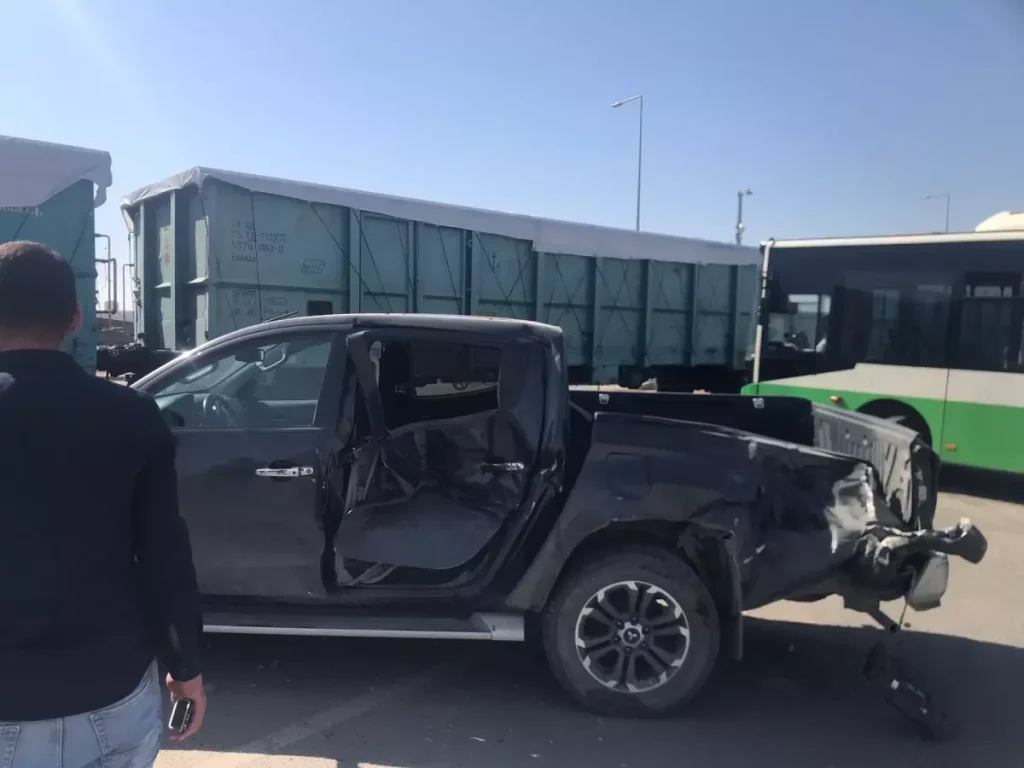 Batman’da Hemzemin Geçitte Tren Kamyonete Çarptı