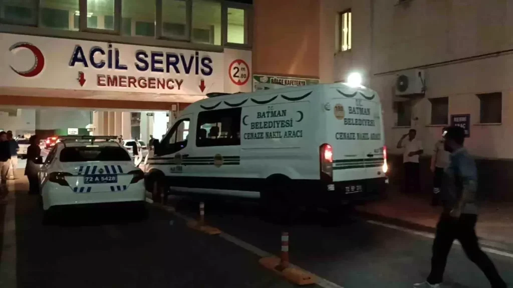 Batman'da Reklam Panosuna Çarpan Otomobildeki Kadın Hayatını Kaybetti