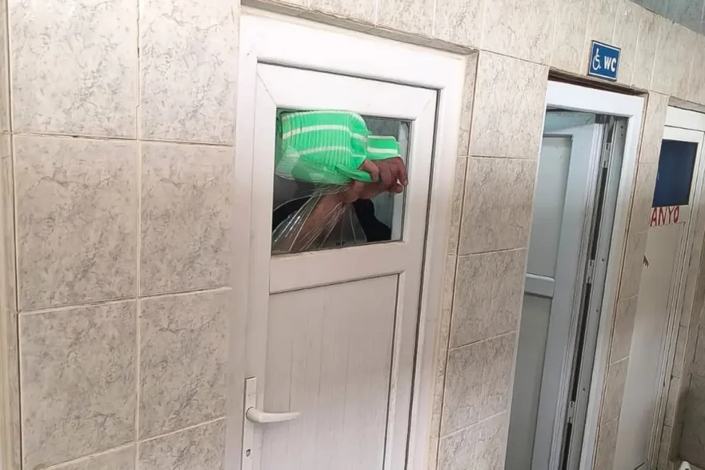 Cami tuvaletinin camını yumrukla parçaladı, kolu kanlar içinde asılı kaldı