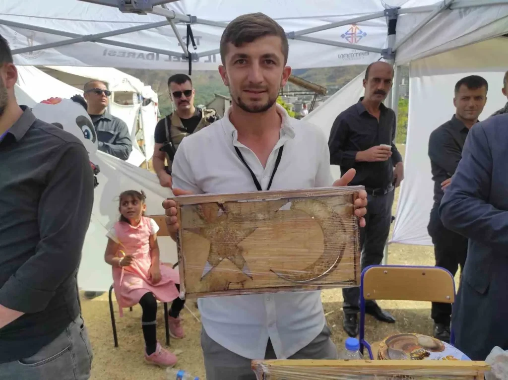 Batman’da Türk Bayrağı Motifli Arı Kovanları İlgi Çekiyor