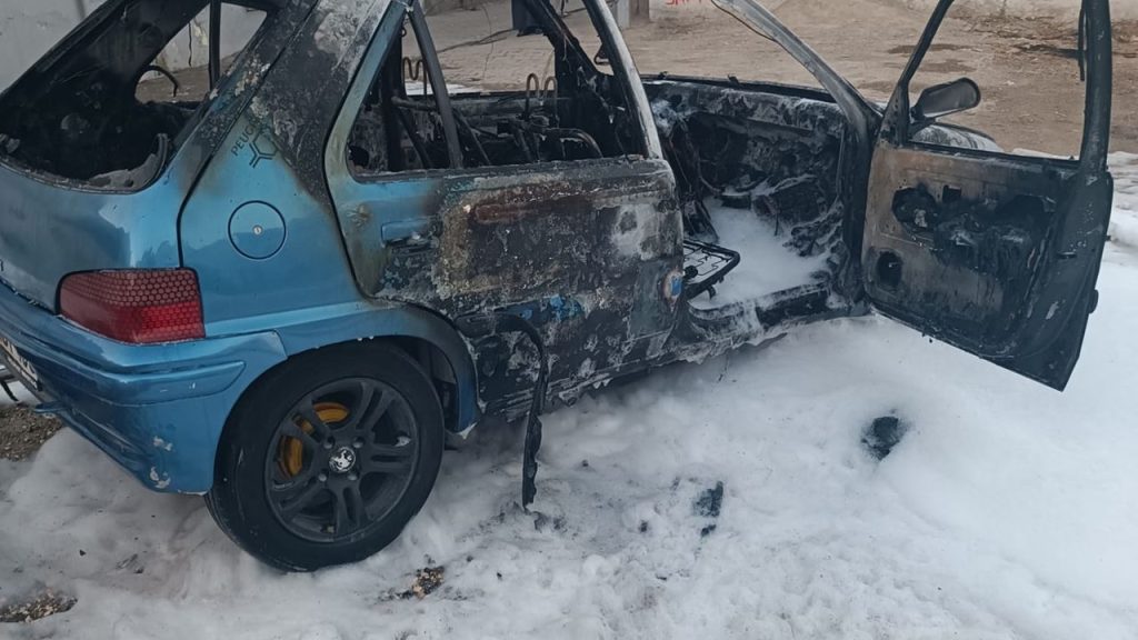 Batman’da Park Halindeki Otomobil Alev Aldı