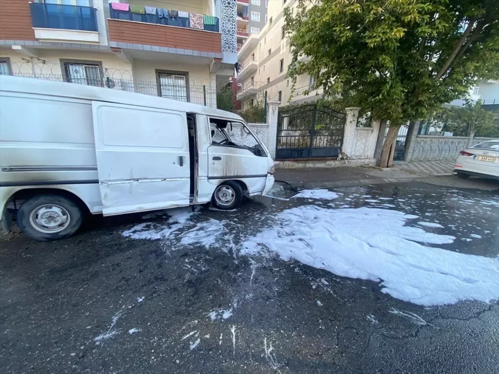 Batman’da Park Halindeki Panelvan Alev Alev Yandı
