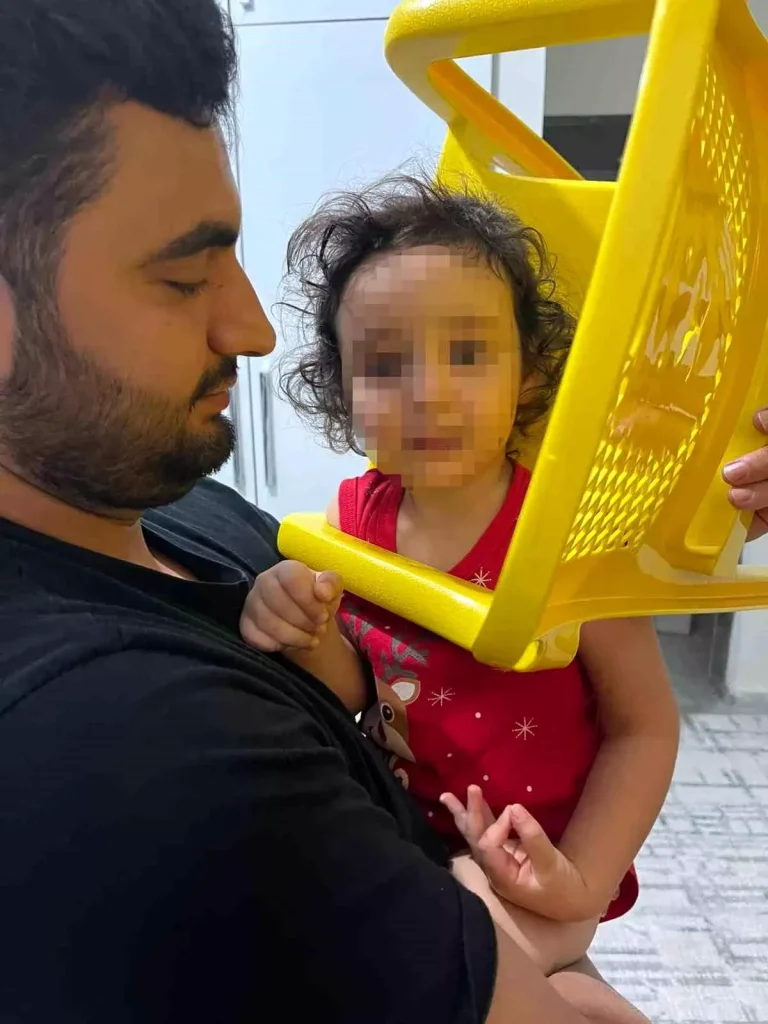 Batman’da Küçük Çocuğun Kafası Plastik Sandalyeye Sıkıştı