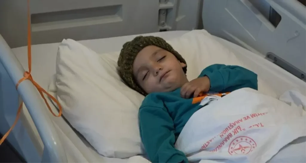 Ceviz Parçalarıyla Nefes Alma Krizi Geçiren 2 Yaşındaki Yiğit, Ameliyatla Kurtarıldı
