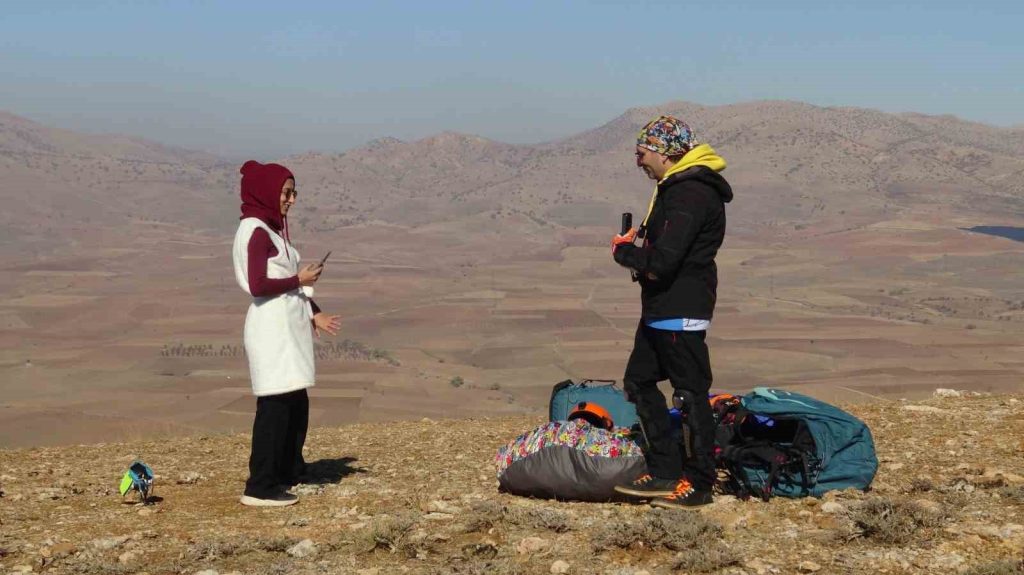 Kaymakam Öztaş, yamaç paraşütüyle Gercüş semalarını turladı