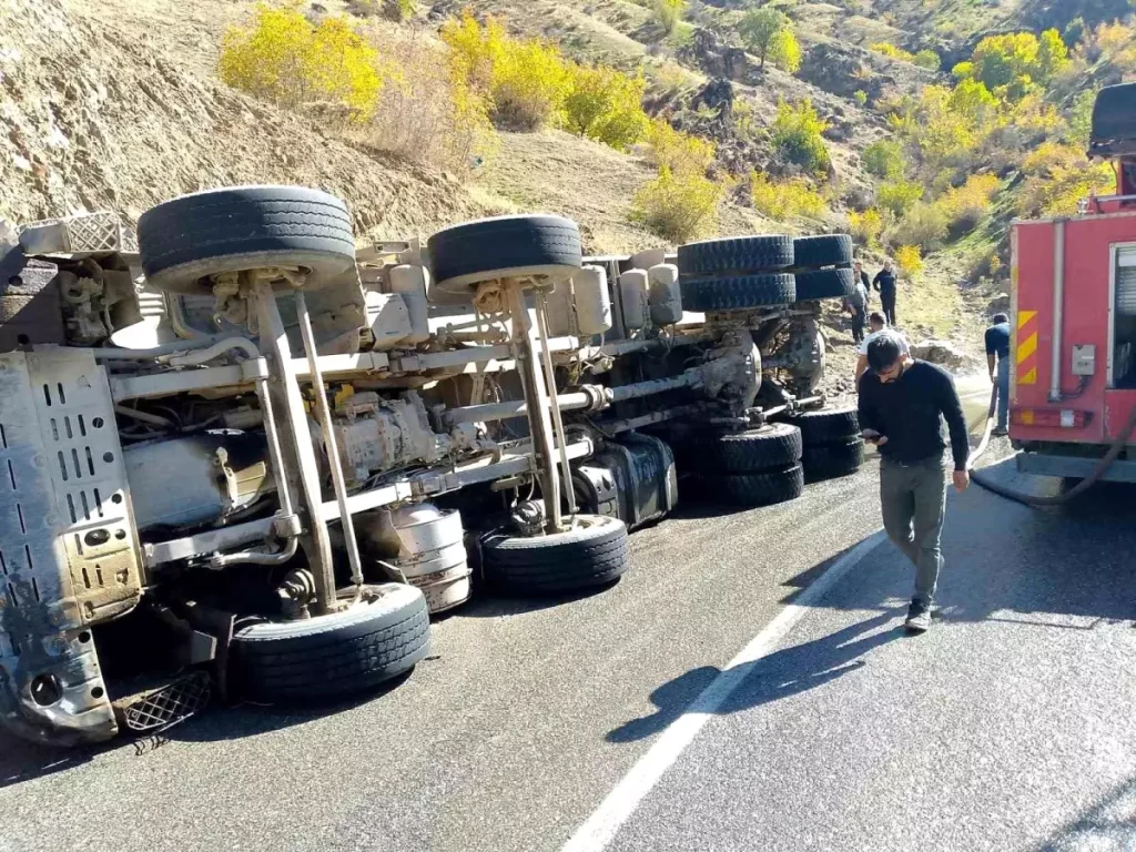Batman’da Asfalt Yüklü Kamyon Virajda Devrildi: Sürücü Yaralı