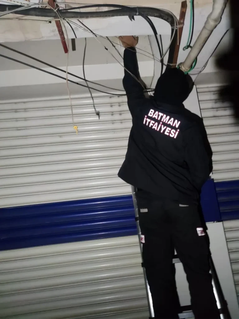 Batman’da Kuaför Dükkanında Mahsur Kalan 3 Kişi Kurtarıldı