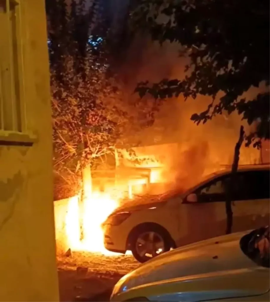 Batman’da Park Halindeki Otomobil Yandı