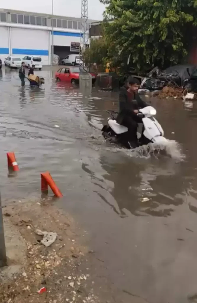 Batman’da Sağanak Yağış Cadde ve Sokakları Suyla Doldurdu