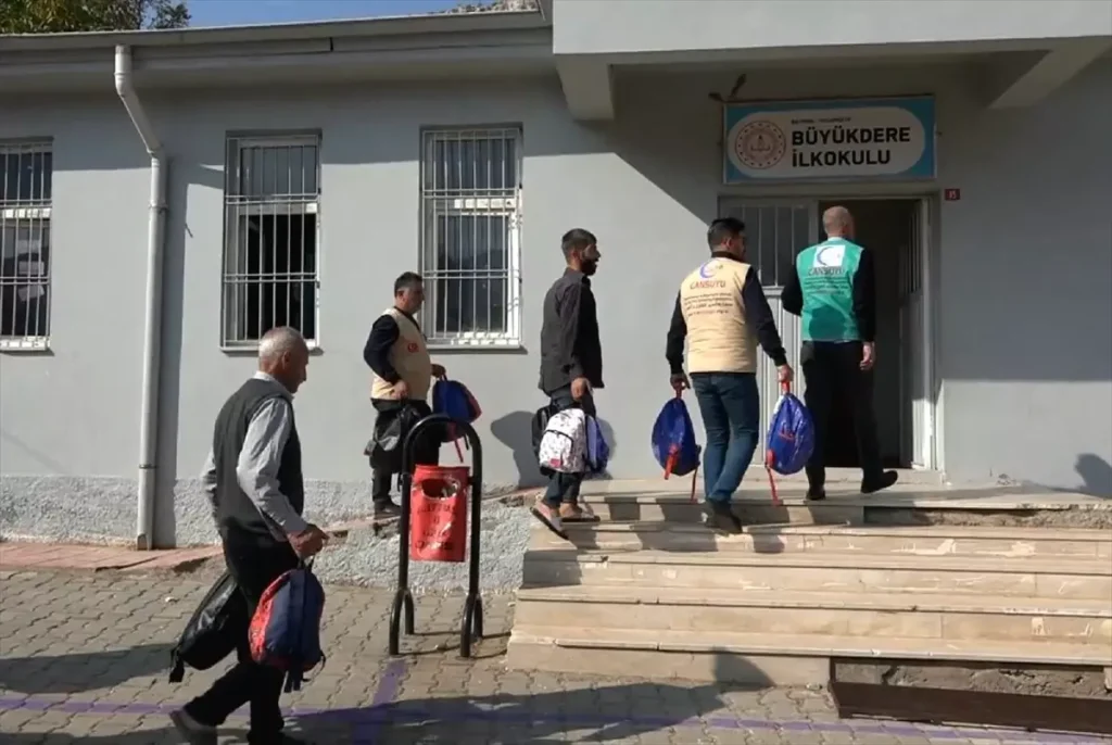 Hasankeyf’te İhtiyaç Sahibi 100 Öğrenciye Kışlık Giysi ve Çanta Dağıtıldı