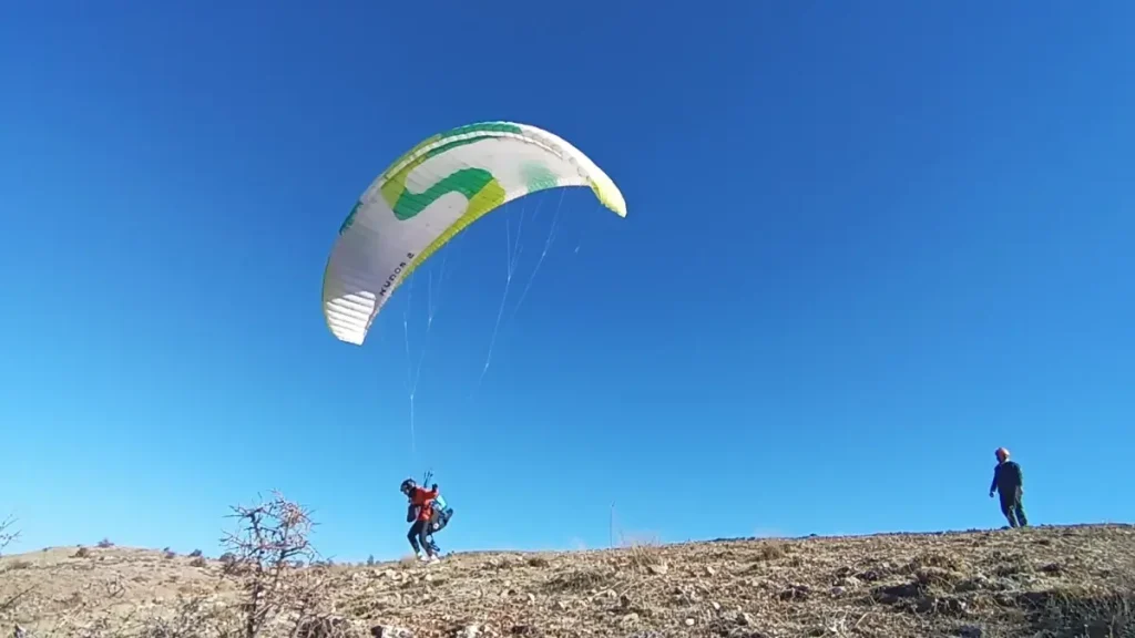 Gercüş’ün Ayrancı Tepesi Yamaç Paraşütçülerinin Gözdesi Oldu