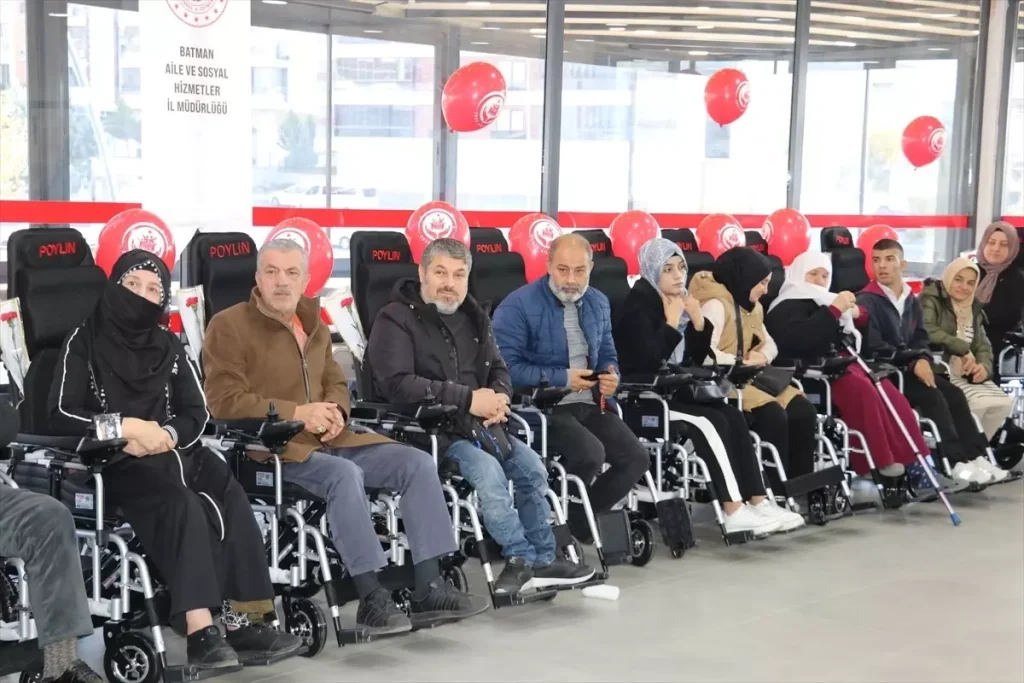 Batman’da engellilere 40’ı akülü 55 tekerlekli sandalye dağıtıldı