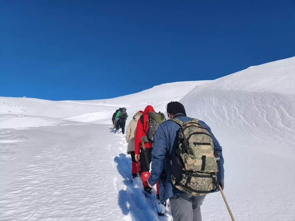 Batman'da doğaseverler karla kaplı Harrut Yaylası'na tırmandı