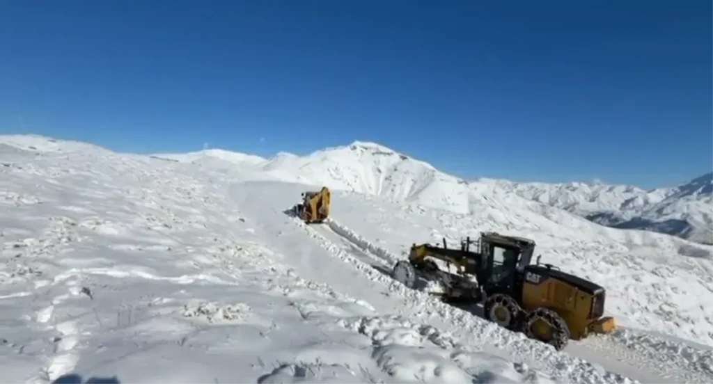 Batman’da kar yağışı nedeniyle 346 yerleşim yerinin yolu kardan kapandı