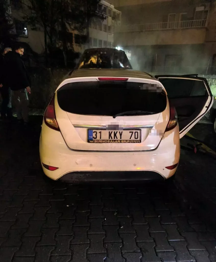 Batman’da park halindeki otomobil yandı