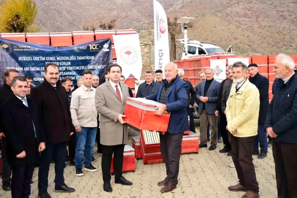Sason’da arıcılara organik kovan desteği