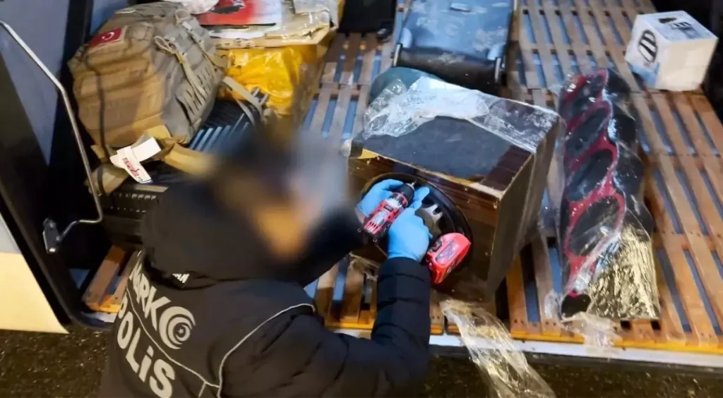 Ses sistemi içerisinde uyuşturucu sevkiyatı narkotik köpeğine takıldı