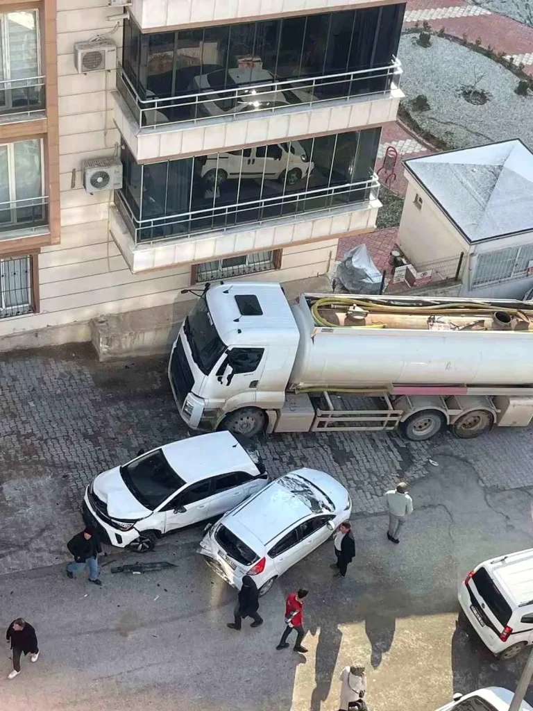 Batman’da freni boşalan akaryakıt tankeri park halindeki araçlara çarptı: 8 araç hasar gördü