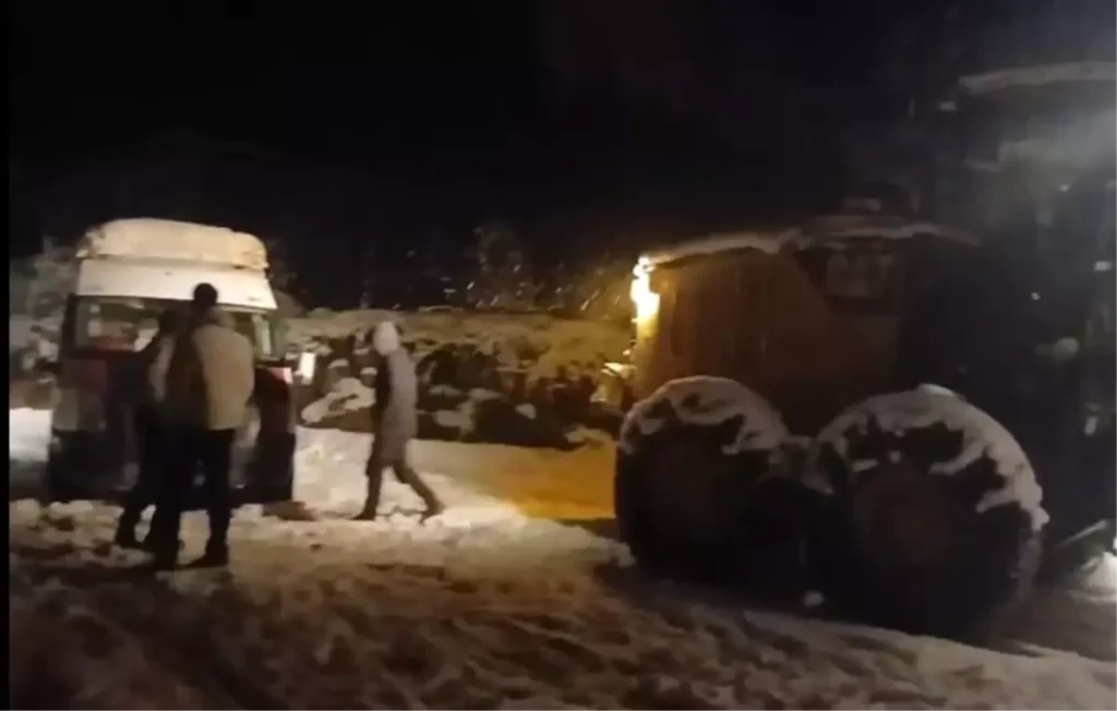 Batman’da köy yolunda mahsur kalan 10 kişi kurtarıldı