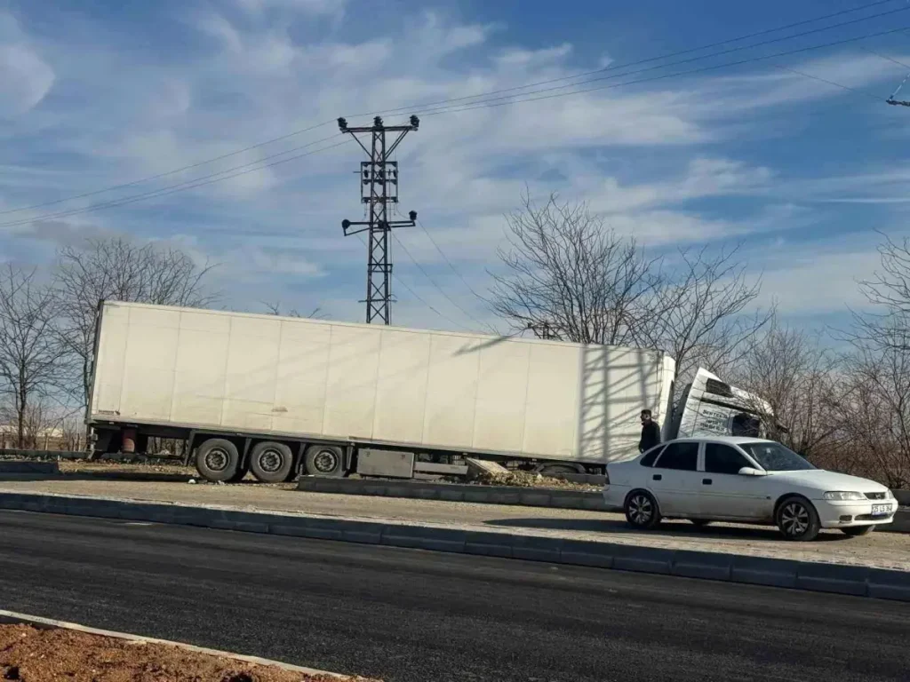 Batman’da tır ile minibüs çarpıştı: 6 yaralı