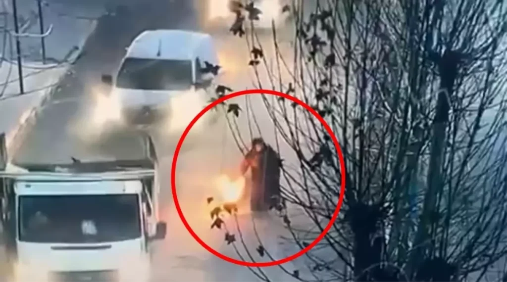 Eylem için lastik yakan gruba, kadınlar engel oldu; o anlar kamerada