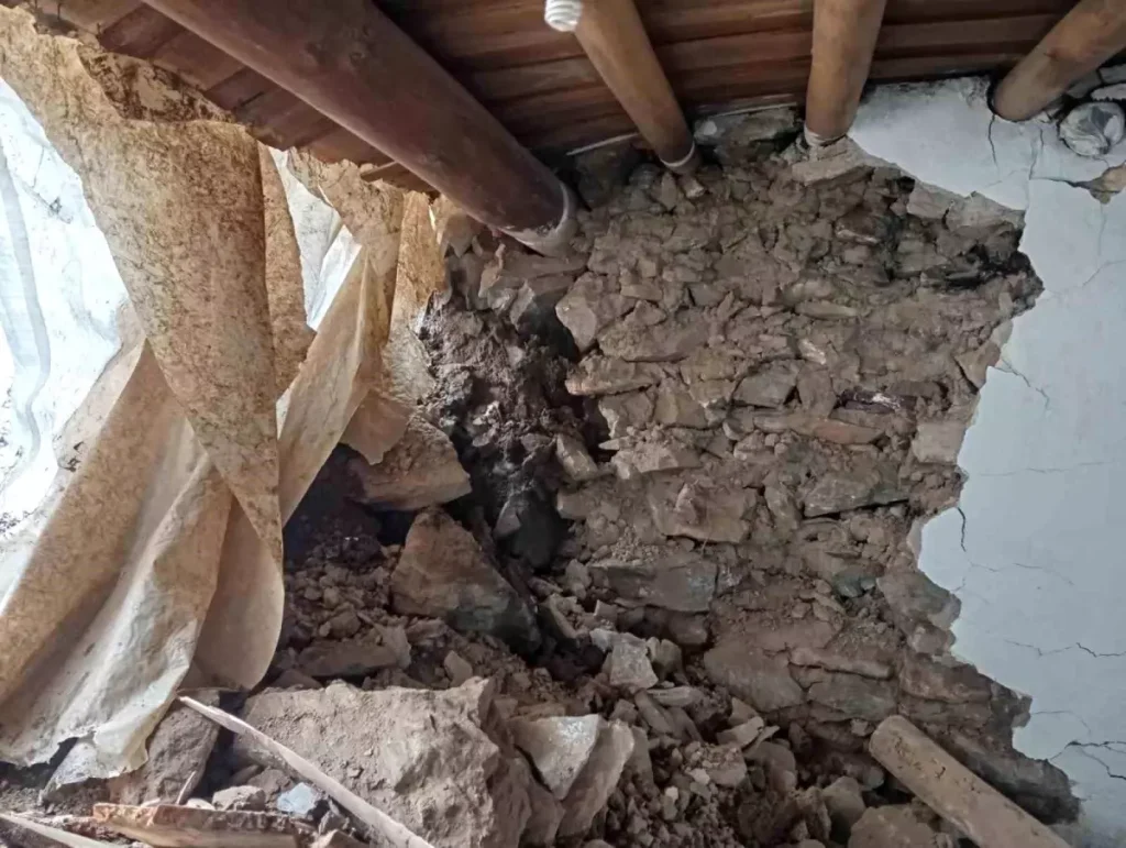 Batman’da heyelan: Kayaların düştüğü ev yıkıldı