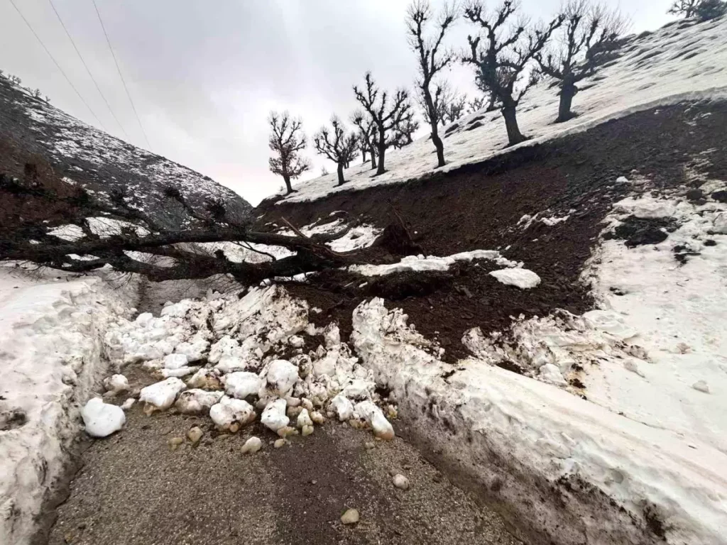 Batman'da heyelan paniği: Köy minibüsü yolda mahsur kaldı
