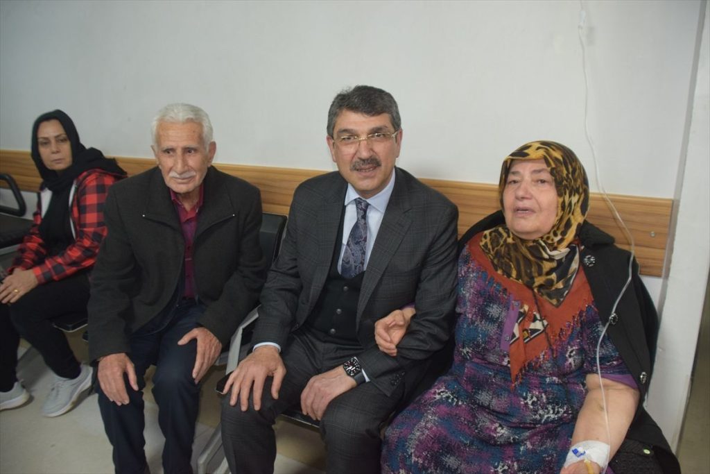 AK Parti Batman Milletvekili Nasıroğlu'ndan hastanede hastalara ziyaret