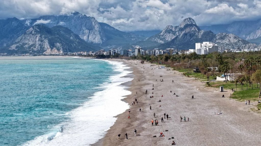 Antalya'da yağış sonrası güneş açtı, sahillerde yoğunluk oluştu