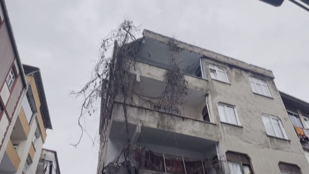 Bağcılar'da 4 katlı binanın çatısı çöktü