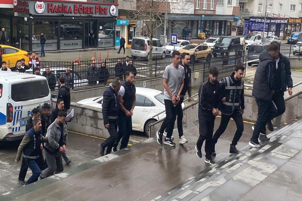 Banka hesabını kiraladığı kişilere ulaşamayınca arkadaşlarını kaçırıp darbettirdi