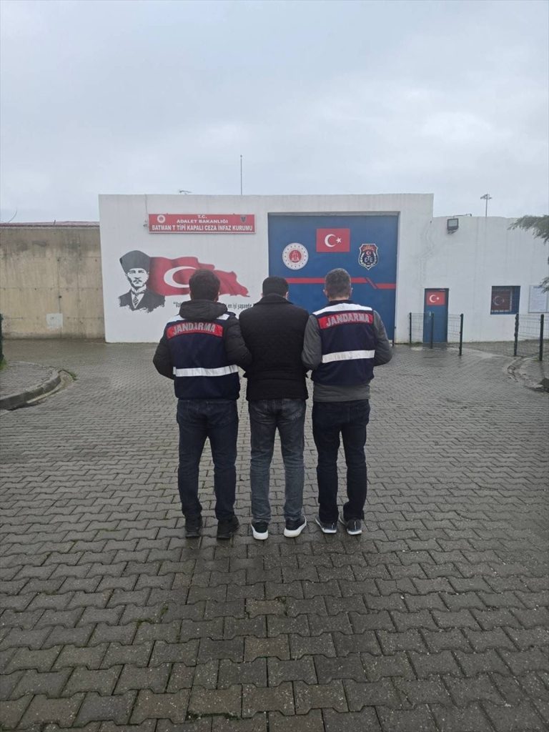 Batman'da otomobil yol kenarına yuvarlandı: 5 yaralı