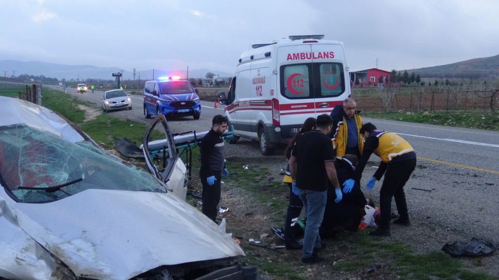 Batman'da otomobil yoldan çıkarak 5 kişiyi yaraladı