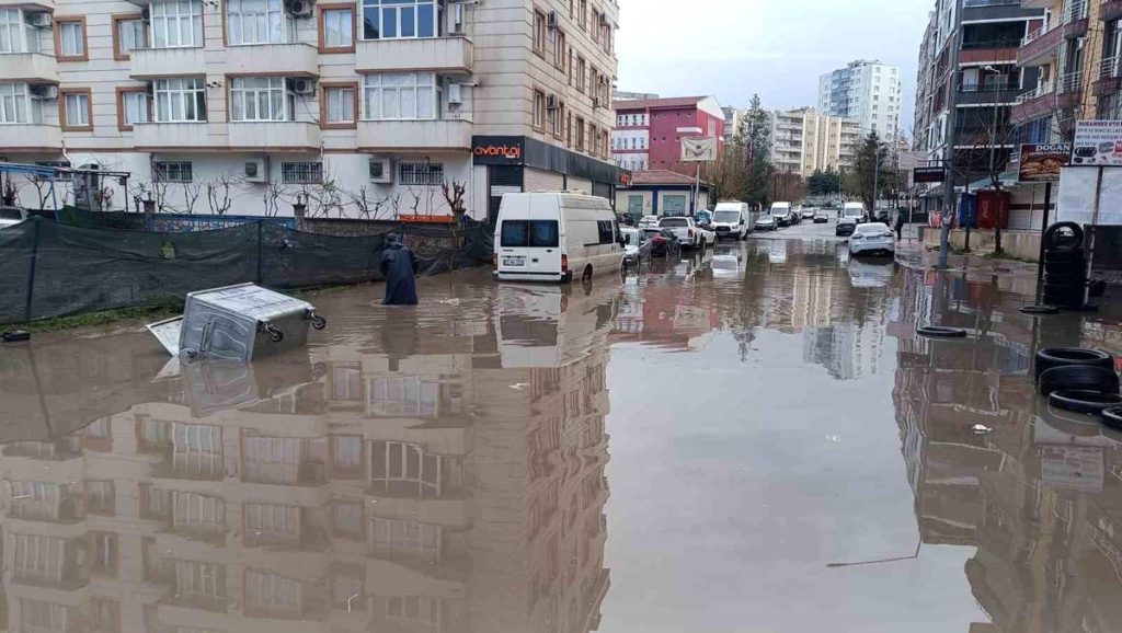 Batman'da sağanak ve kar hayatı olumsuz etkiledi