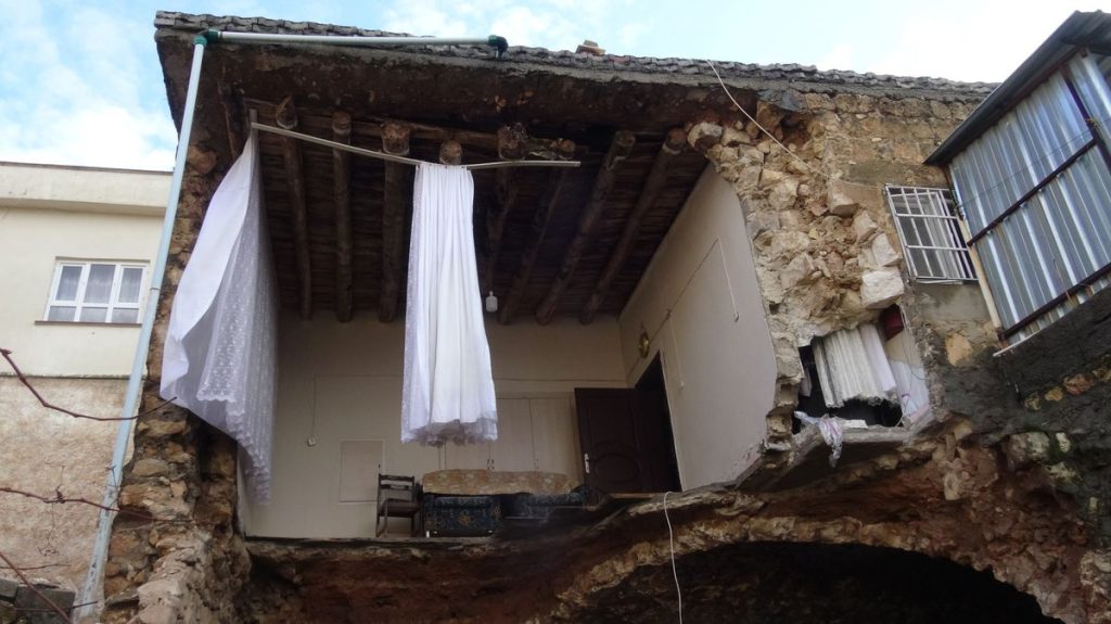 Batman'da Sağanak Yağış Sonucu Ev Çöktü