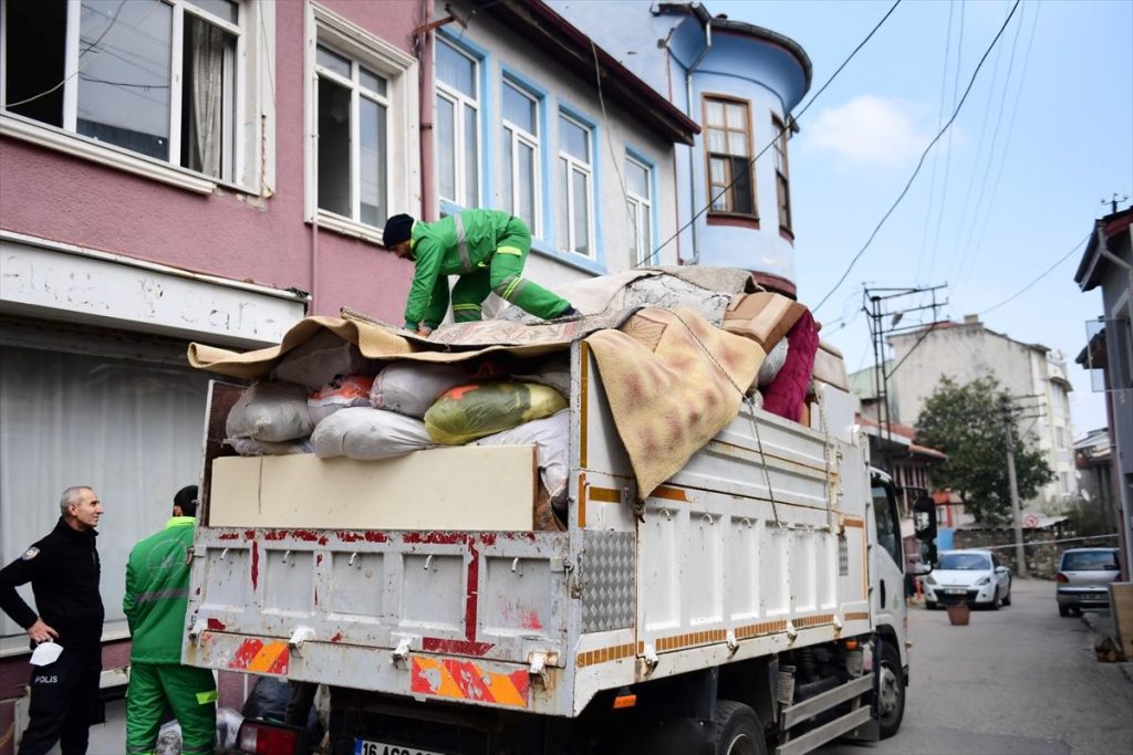 Bursa'da bir evden 4 kamyon çöp çıkartıldı