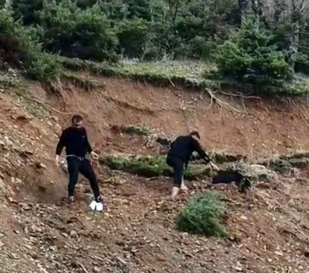 Çamura saplanan keçi son anda kurtarıldı